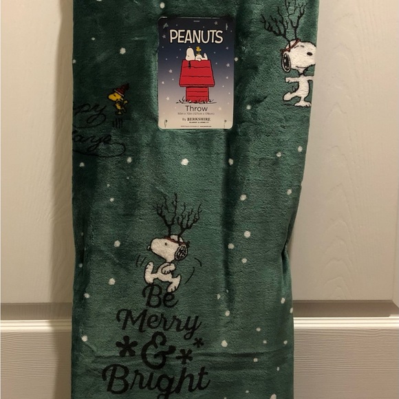 Peanuts Bedding Merry Bright Peanuts Snoopy Green Berkshire Throw